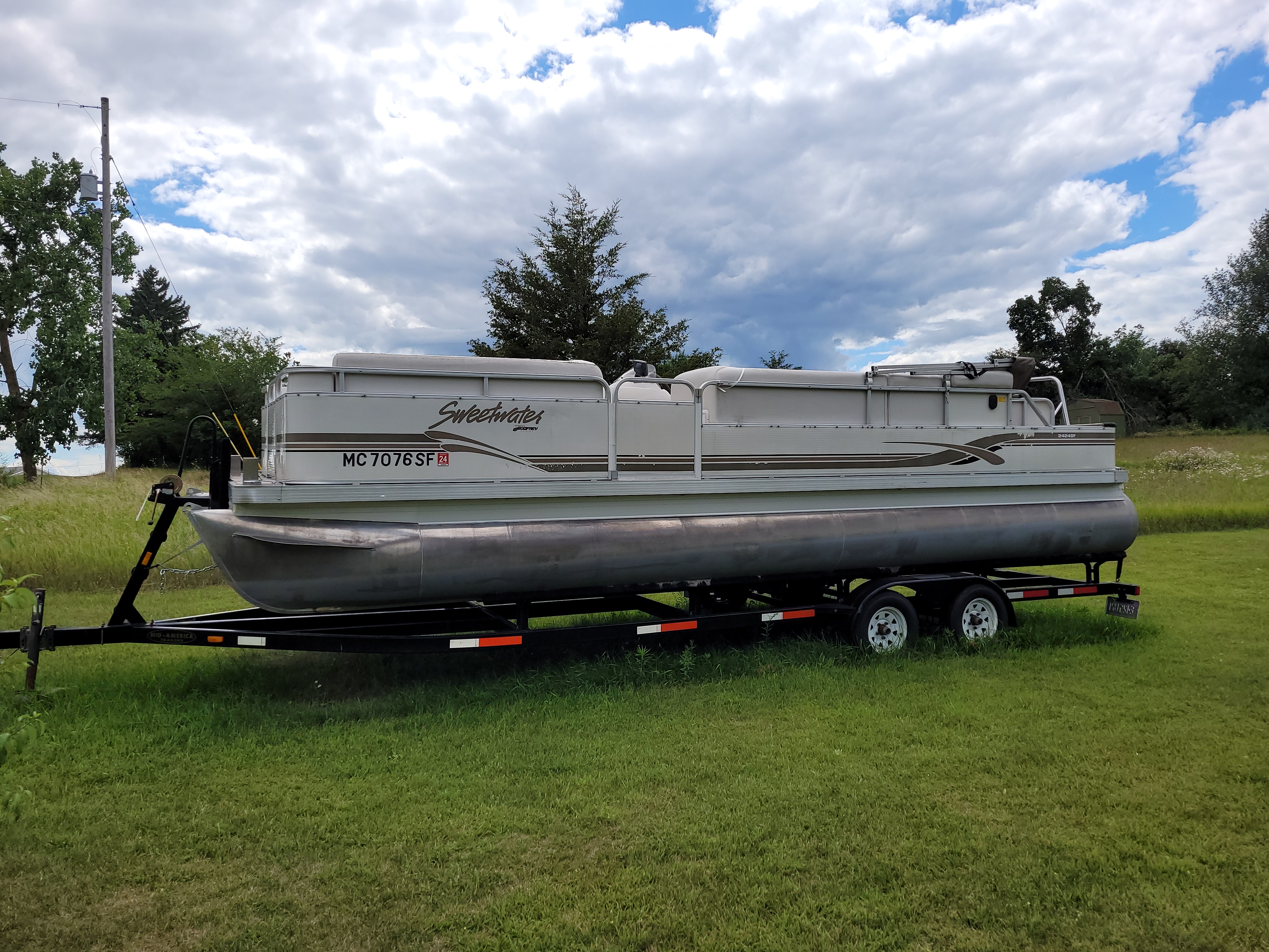 Used Fishing boats For Sale in Ann Arbor, Michigan by owner | 2001 24 foot Sweetwater Fishing pontoon