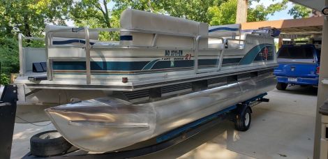 1998 Tracker Party Barge 21 Signature Power boat for sale in House Springs, MO - image 2 